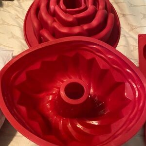 Source Unknown Red Silicone Cake Mold Set